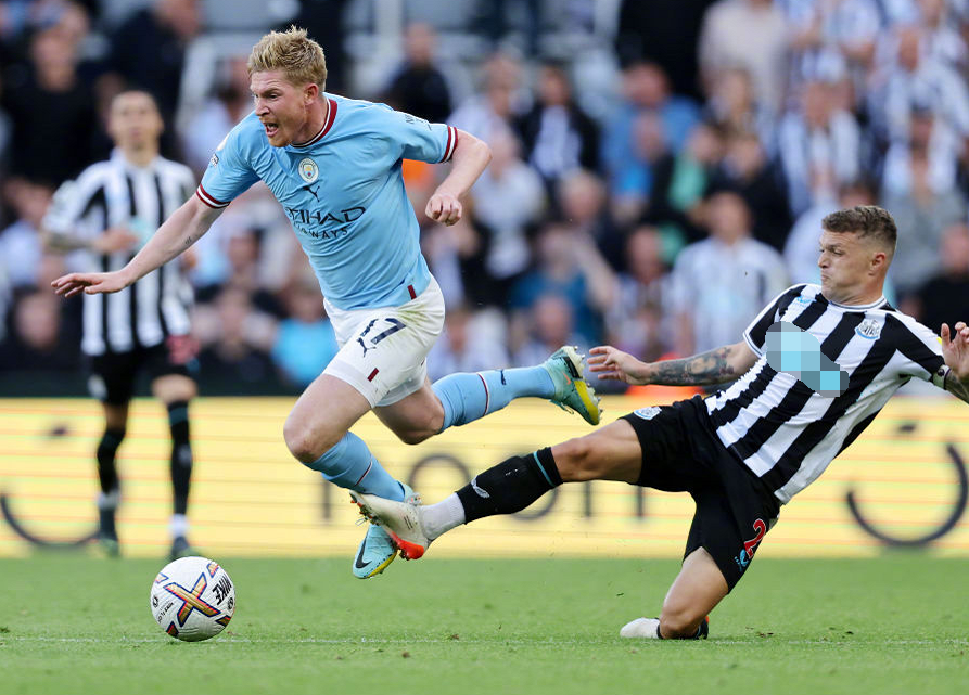 包含德布劳内意外战胜巴黎圣日耳曼，刷新纪录引爆全场！赢得满堂喝彩的词条